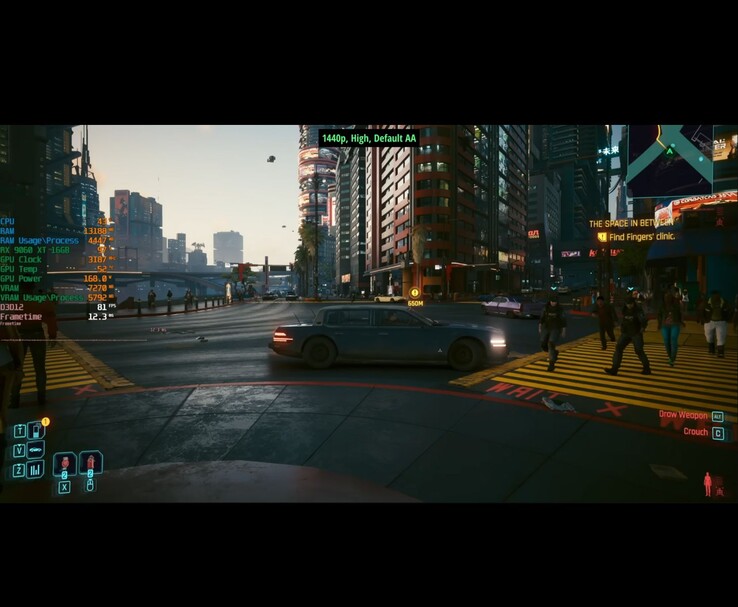 Cyberpunk 2077 gameplay vid 1440p höga inställningar med FSR 4 på RX 9600 XT, visar prestandamätningar på skärmen. (Bildkälla: RandomGaminginHD på YouTube)