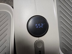 Displayen är batteridriven och går igenom mätvärdena automatiskt