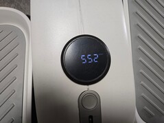 Displayen är batteridriven och går igenom mätvärdena automatiskt