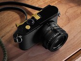 Leica Q3 Monochrom kommer förmodligen inte att ha den röda Leica-logotypen (Bildkälla: Leica, redigerad)