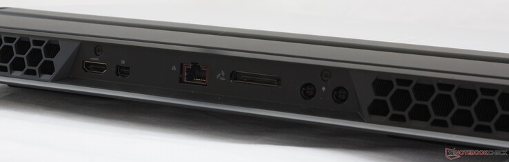 Baksidan: HDMI 2.0, mini-DisplayPort  1.4, 2.5 Gbps RJ-45, Graphics Amplifier, 2x AC-adapterportar