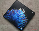 Oppo Find N2 är ungefär lika lång som en iPhone 13 mini men är mycket smalare än en iPad mini när den är öppen. (Bildkälla: Notebookcheck)