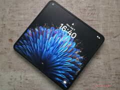 Oppo Find N2 är ungefär lika lång som en iPhone 13 mini men är mycket smalare än en iPad mini när den är öppen. (Bildkälla: Notebookcheck)