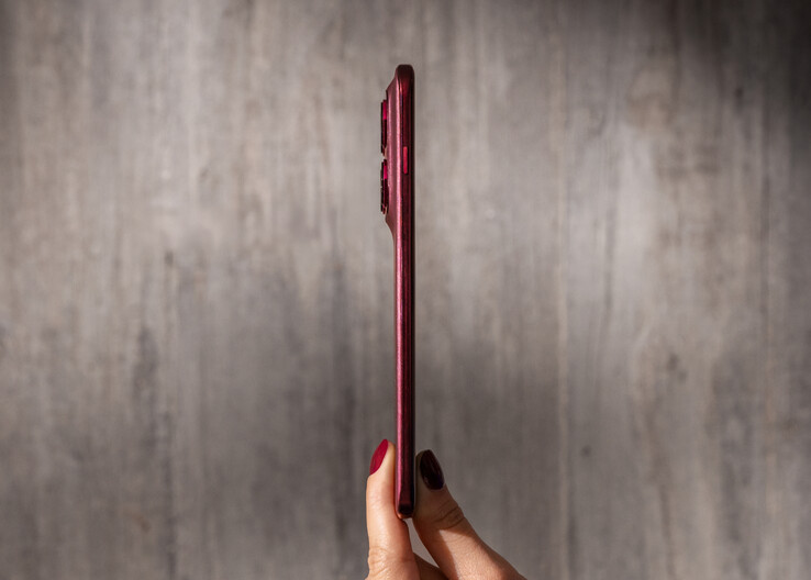 Edge 70 Pro är mindre än 7,4 mm tjock.