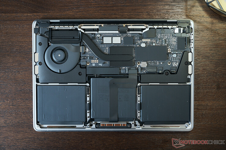 Inre layout MacBook Pro 13 M2
