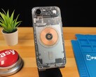 Transparent iPhone Air som visar interna komponenter och laddningsspole i koppar på ett träbord. (Bildkälla: Phone Repair Guru via YouTube)