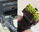 Den brända ASRock TempGuard-strömkontakten på bilden, med skador på nätaggregatets kablar