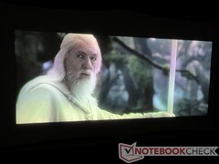 Lägg märke till haloeffekten runt Gandalfs axlar och rygg. Det finns också en liten grön skiftning i hans mantel. (Bild: Sagan om ringen: Konungens återkomst från New Line Cinema)