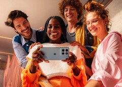 Moto G66j har en färgstark bakpanel med en läderliknande struktur (Bildkälla: Motorola)