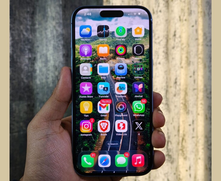 startskärm på iPhone med iOS 26.2, med appikoner och uppdaterade gränssnittselement (Bildkälla: Yetnesh Dubey)