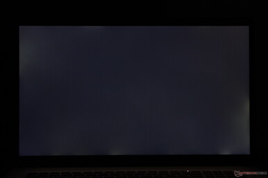 Måttligt ojämnt bakgrundsljus som blöder längs kanter och hörn