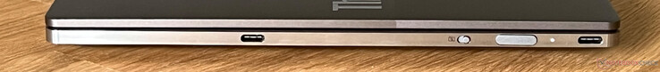 Höger sida: USB-C 4.0 med Thunderbolt 4 (40 Gbit/s, DisplayPort ALT-läge 1.4, Power Delivery 3.0), webbkamera eShutter, strömbrytare, USB-C 4.0 med Thunderbolt 4 (40 Gbit/s, DisplayPort ALT-läge 1.4, Power Delivery 3.0)