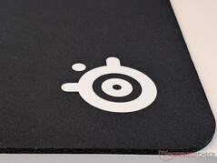Närbild av logotyp och textur på musmatta.