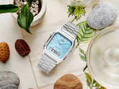 Casio AQ230A-2A1M stiliserades på ett estetiskt sätt på en bordsskiva.