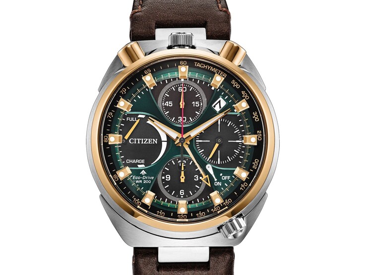 Citizen Promaster Tsuno Chrono Racer AV0104-06W med ett tvåfärgat boett i rostfritt stål, smaragdgrön urtavla, svarta kronografsuburtavlor och brunt läderarmband.