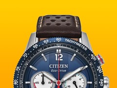 Närbild på Citizen Racing Chronograph CA4716-09L, som visar dess blå takymeterring, mörkblå urtavla med silverfärgade visare och markörer, tre hjälpurtavlor, röd central sekundvisare och brunt perforerat läderarmband mot en gul bakgrund.