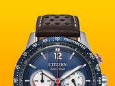 Närbild på Citizen Racing Chronograph CA4716-09L, som visar dess blå takymeterring, mörkblå urtavla med silverfärgade visare och markörer, tre hjälpurtavlor, röd central sekundvisare och brunt perforerat läderarmband mot en gul bakgrund.