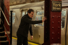 Dexter på York Street Station - han gömmer sig inte längre i skuggorna utan rör sig genom en stad byggd på system som han nu jagar inifrån. (Bildkälla: Paramount Plus)
