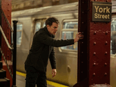 Dexter på York Street Station - han gömmer sig inte längre i skuggorna utan rör sig genom en stad byggd på system som han nu jagar inifrån. (Bildkälla: Paramount Plus)
