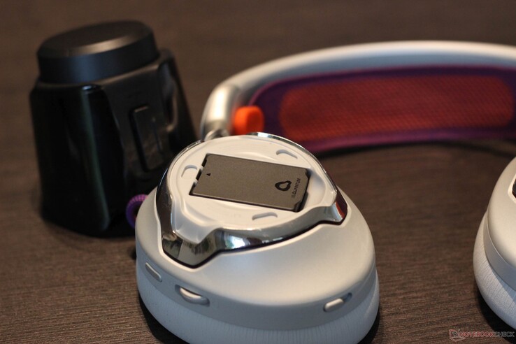 Batteriet kan enkelt tas bort, basstationen till vänster