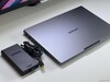 Lenovo Yoga Pro 9i 16IAH G10 Aura Edition tillsammans med 170 W kraftpaket