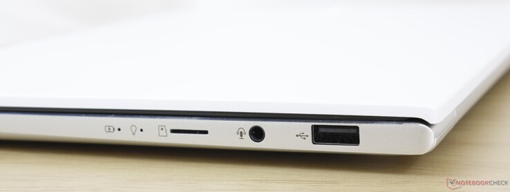 Höger: MicroSD-läsare, 3.5 mm kombinerad ljudanslutning, USB-A 2.0