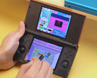 Anbernic RG DS som kör Kirby: Canvas Curse. (Bildkälla: Anbernic - redigerad)
