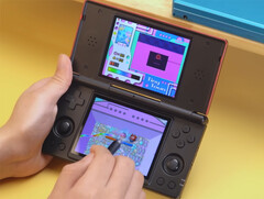 Anbernic RG DS som kör Kirby: Canvas Curse. (Bildkälla: Anbernic - redigerad)