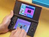 Anbernic RG DS som kör Kirby: Canvas Curse. (Bildkälla: Anbernic - redigerad)