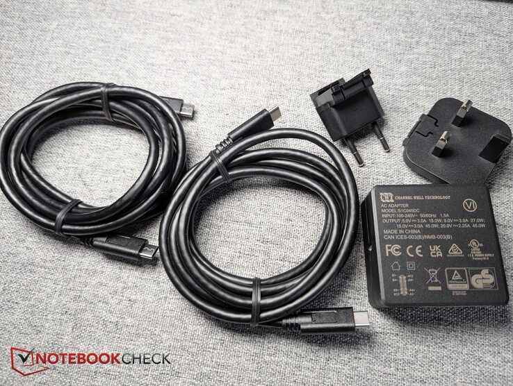 Innehåll i lådan: 2× USB-C-till-C-kablar och 1 strömadapter (EU + UK-adapter)