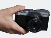 Fujifilm X-E4 kompaktkamera med utbytbart objektiv i handen