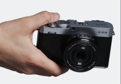 Fujifilm X-E4 kompaktkamera med utbytbart objektiv i handen