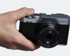 Fujifilm X-E4 kompaktkamera med utbytbart objektiv i handen