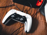 En bild av en PS5-handkontroll bredvid en Nintendo Switch