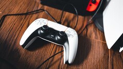 En bild av en PS5-handkontroll bredvid en Nintendo Switch