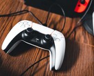 En bild av en PS5-handkontroll bredvid en Nintendo Switch