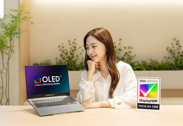 Samsung Displays VESA DisplayHDR True Black 1400-certifierade OLED-skärm i en Lenovo Yoga Pro 9i Aura Edition-bärbar dator.