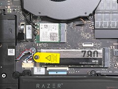 En av de två M.2 2280 SSD-enheterna &amp; Wi-Fi-adapter