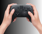 Nintendo Switch 2 Pro Controller som utsätts för teardown visas i händerna (Bildkälla: Nintendo of America med redigeringar)