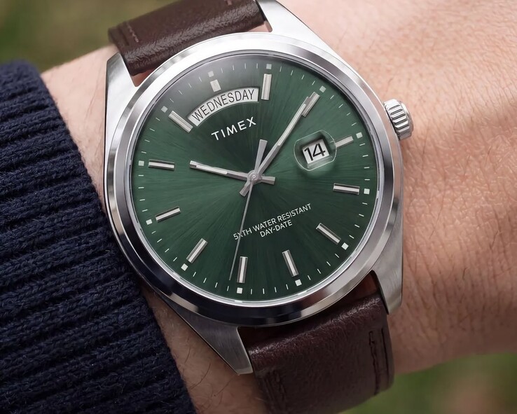 Timex Legacy Day and Date på en handled, med en grön solstrålemönstrad urtavla.