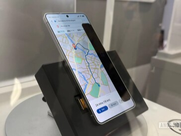 En Samsung Galaxy telefon med en nyare version av Privacy Display, som blockerar ungefär en tredjedel av skärmen.