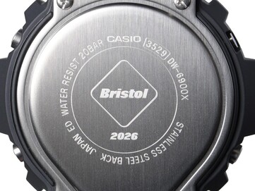 Närbild på den graverade baksidan av boetten i rostfritt stål på Casio G-Shock x F.C. Real Bristol DW-6900, där Bristols logotyp och årtalet 2026 syns.