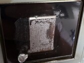 PS5-kylflänsar är inte immuna mot de långsiktiga effekterna av galliumkorrosion, vilket denna permanent skadade kontaktyta visar.