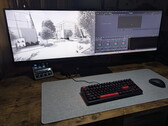 Innocn E49M1R visar en teknisk ritning till vänster och DaVinci Resolve till höger.