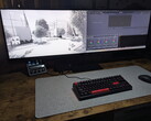 Innocn E49M1R visar en teknisk ritning till vänster och DaVinci Resolve till höger.