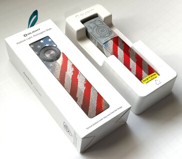 Uppackning av Olight ArkPro Stars & Stripes-ficklampa.