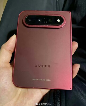 En bild av Xiaomi 18 Fold som visar dess breda baksida.