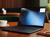 Dell Pro 5 Series 14 (P514260) har ett topplock, handledsstöd och bottenlock i aluminium.