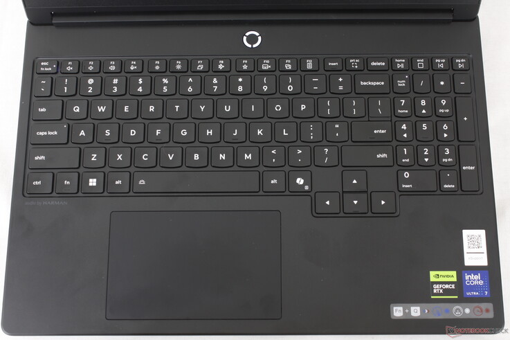 Modellen har RGB-belysning i en zon och större piltangenter än på den billigare LOQ Essential