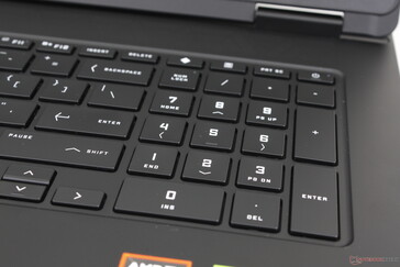 Relativt rymligt nummerblock men med trånga piltangenter